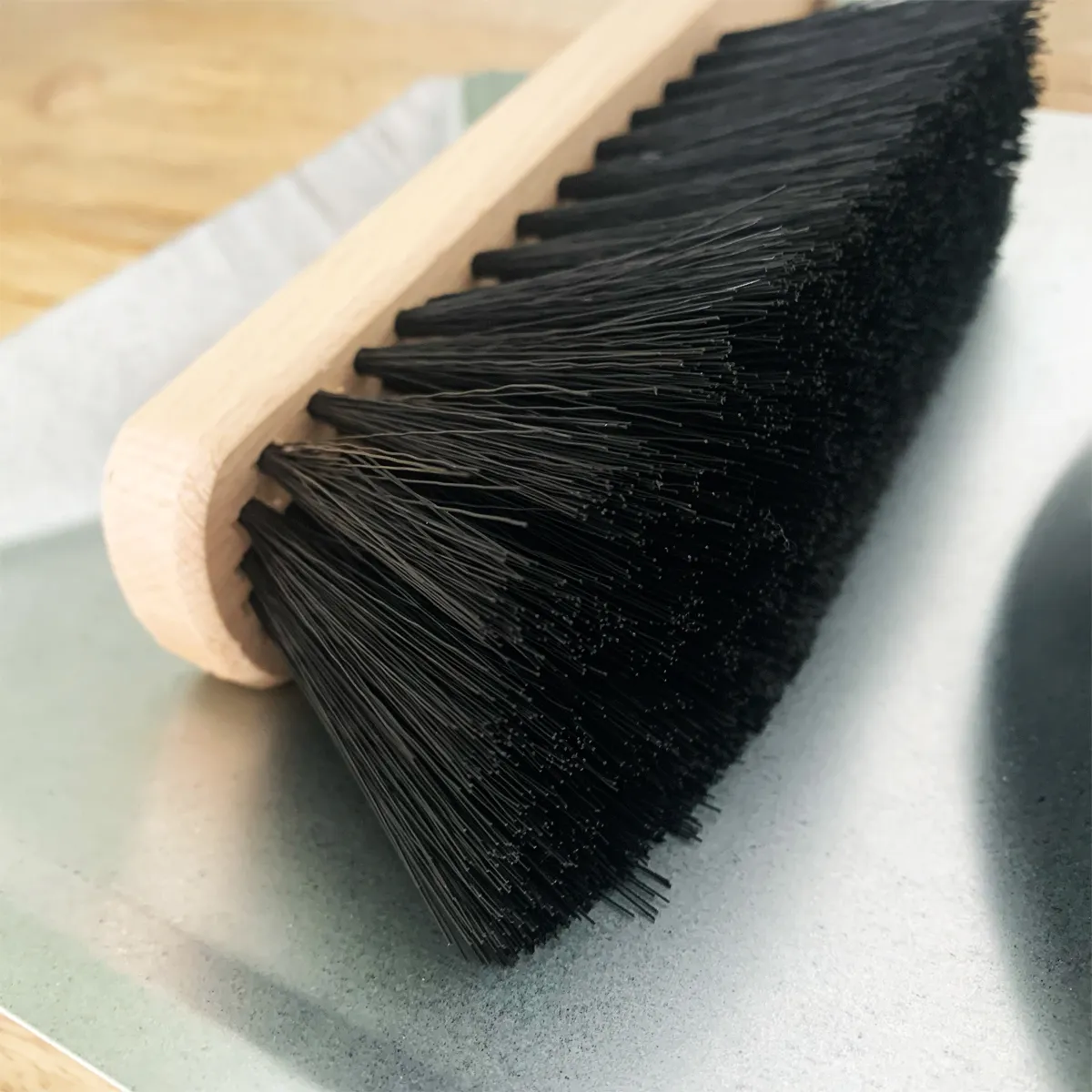 Kit balayette en bois + pelle – Image 3