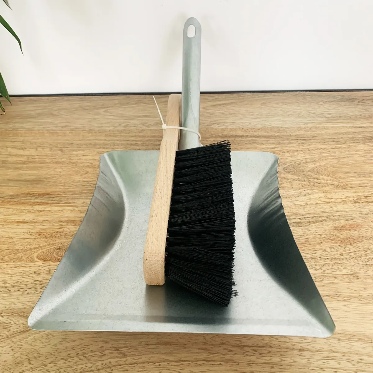 Kit balayette en bois + pelle – Image 2